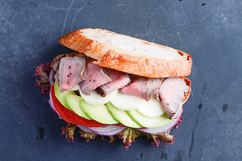 自家製ローストビーフとアボカドトマト